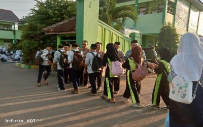 MTsN 9 Indramayu : Sambut Kedatangan Siswa di Madrasah sebagai Upaya Penguatan Pendidikan Karakter